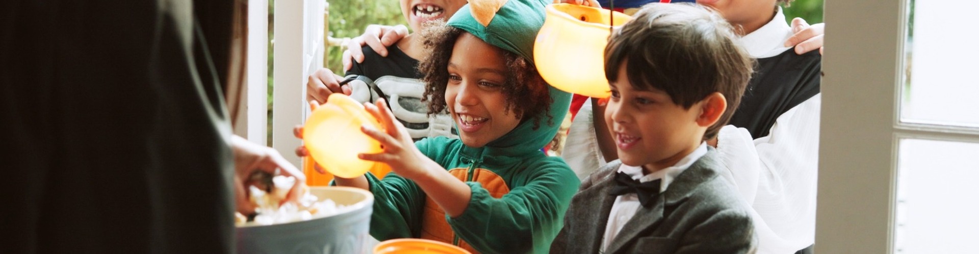 A family trick-or-treating.